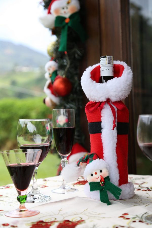 Botellero con muñeco decorativo